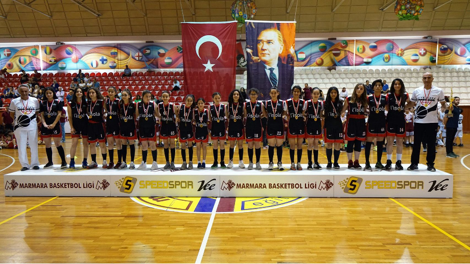 Fotoğraf: Katıldıkları ligde dereceye giren basketçi kızlarımız koçları ile ödül töreninde.