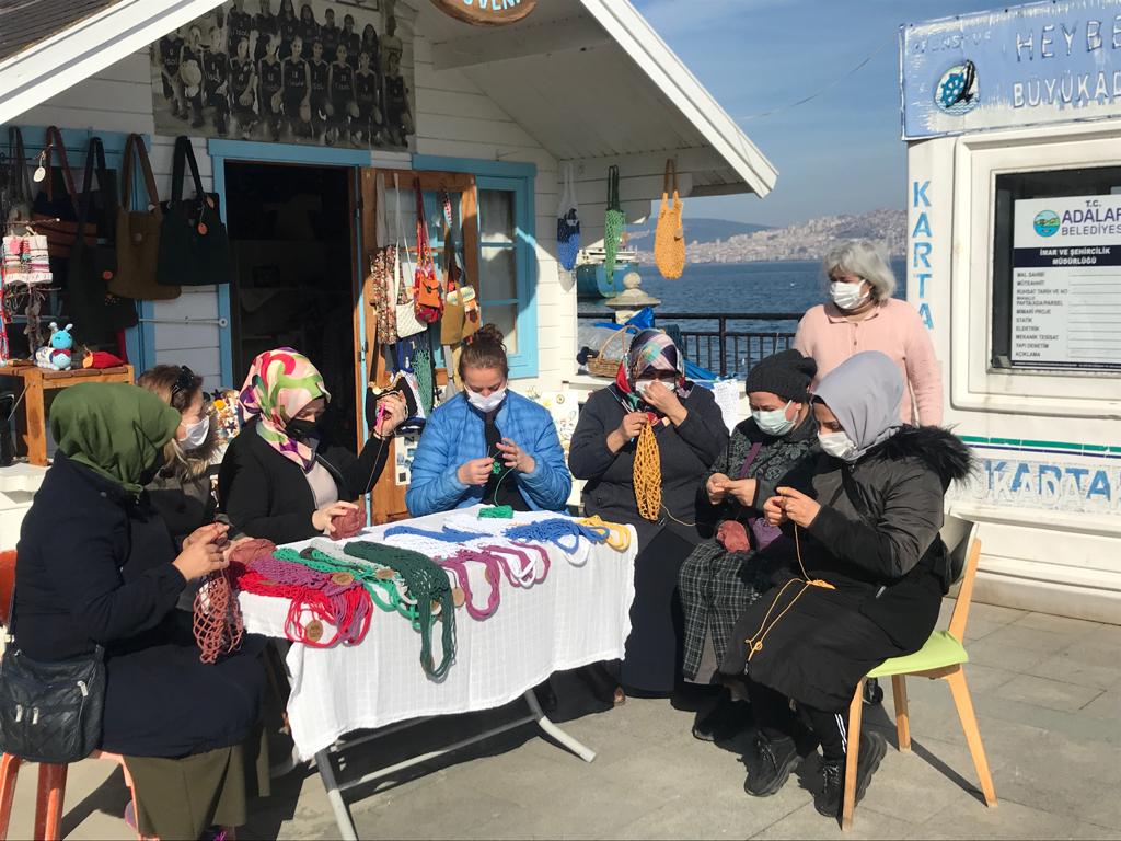 bu fotoğraf için fileleri İMECE dükkanımızın önünde örüyormuş gibi poz verdiler.