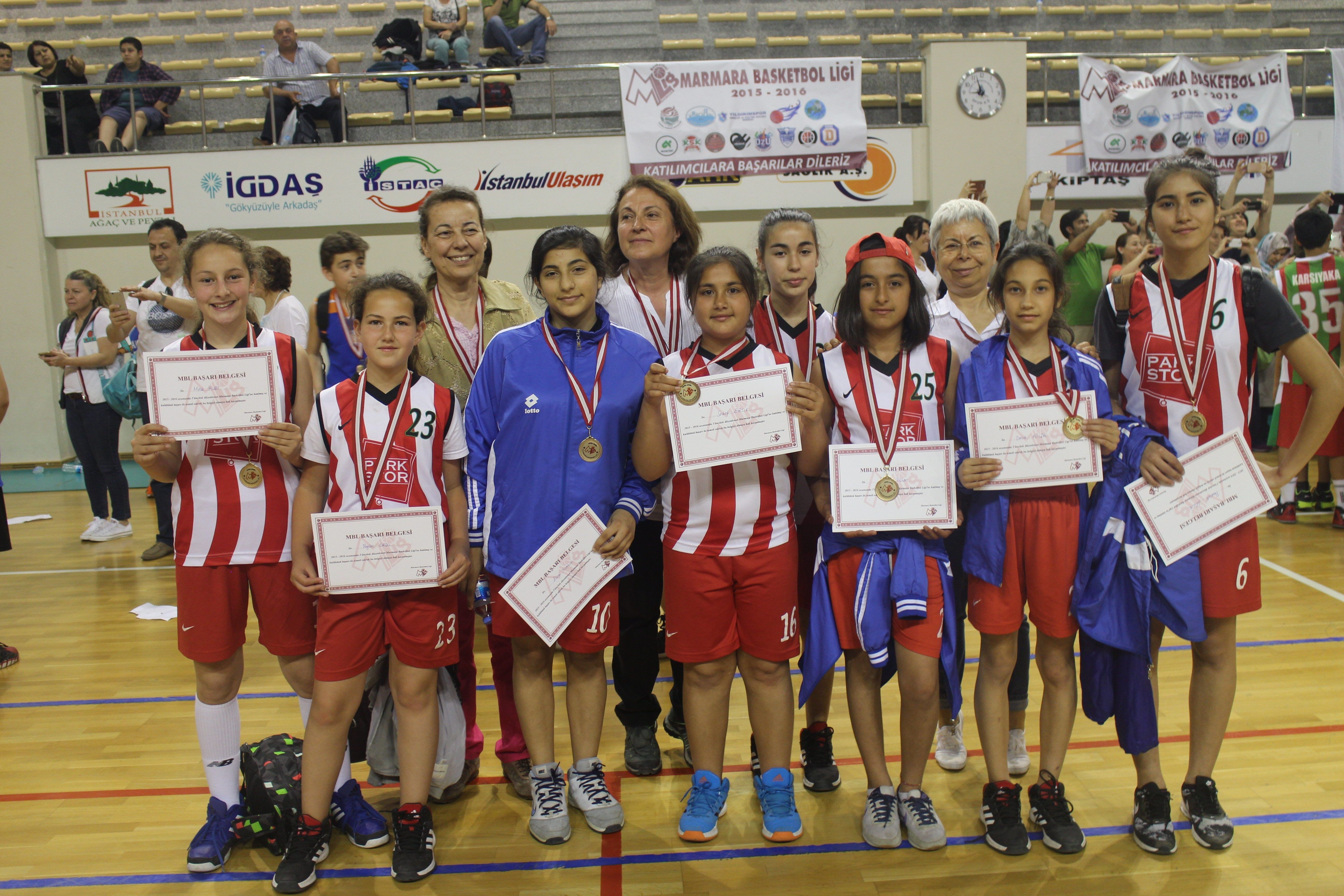 Dernek liderleri kadınlar basketçi kızlarımızla ödül töreninde (2016)