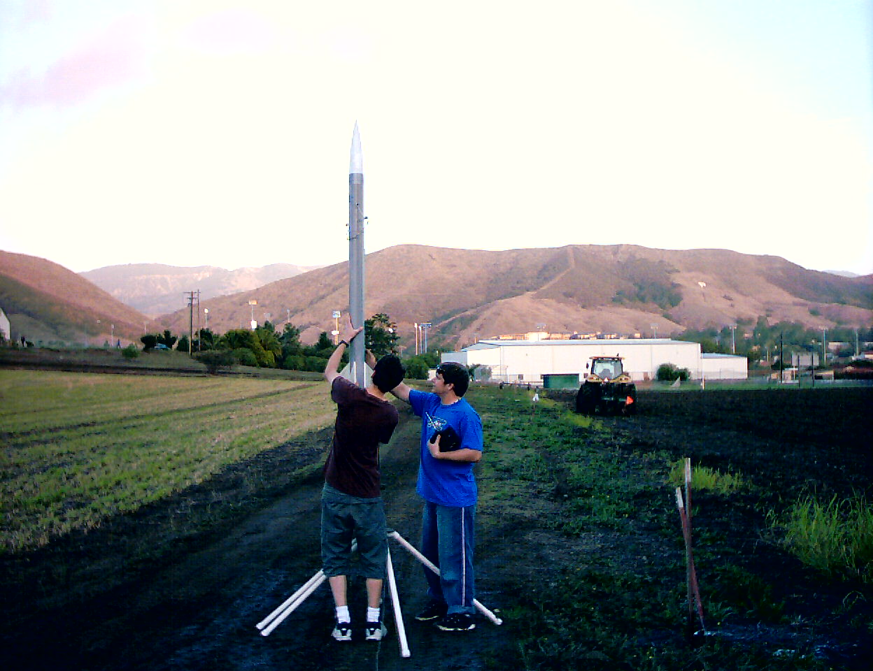 Cal Poly yerleşkesinde iki öğrenci ve Uçan Göz’ü taşıyan roket
