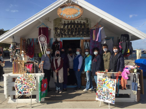 İMECE adalı kadın grubu geliştirdikleri ürünlerle dükkanımızın önünde.