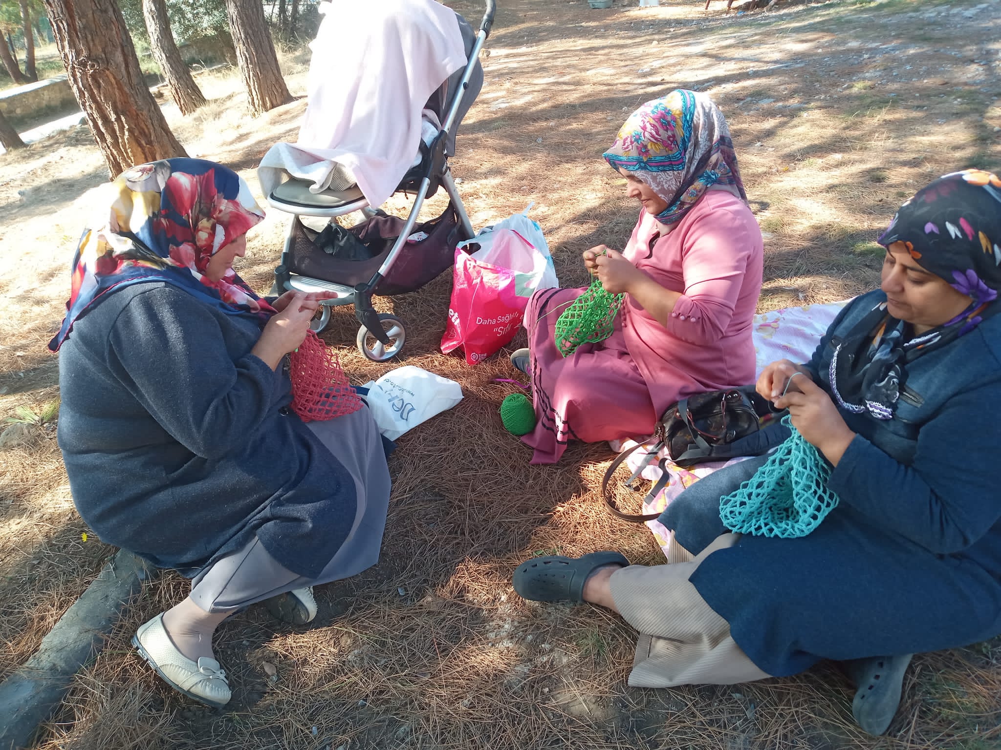 Tığ işinin esnekliği - file ören adalı kadınlar evlerinde veya bir atölyede gün yüzü görmeden üretim yapmak zorunda kalmıyor. Güzel havalarda çam ağaçlarının altında file ören adalı kadınlar